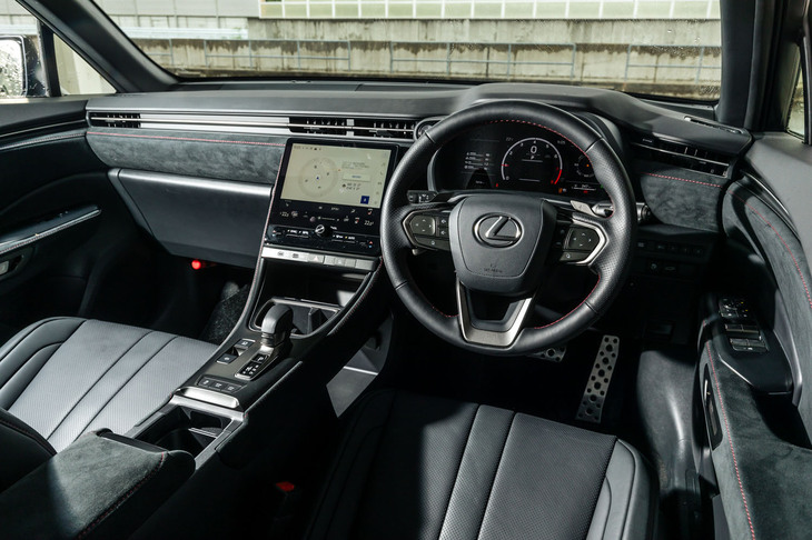 コックピットデザインはスタンダードな「LBX」と変わらず、小さな高級車としてのキャビンを踏襲している。