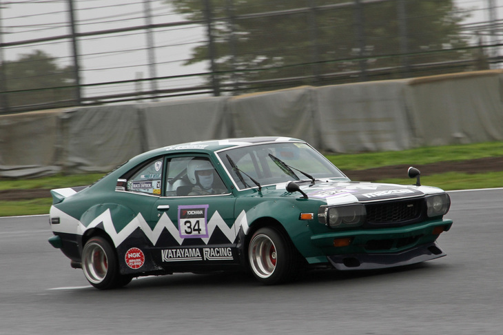 ジャパンランと名付けられた、国産クラシックカーによるスポーツ走行に出走した1976年「マツダ・サバンナGT（RX-3）」。カラーリングはマツダのエースドライバーだった故・片山義美氏が駆ったマシンに倣っている。