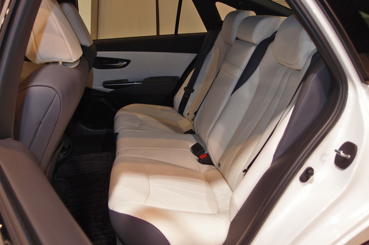 後席については、前席下側の足入れスペースを拡大。足元の心地よさが向上したとアピールされる。