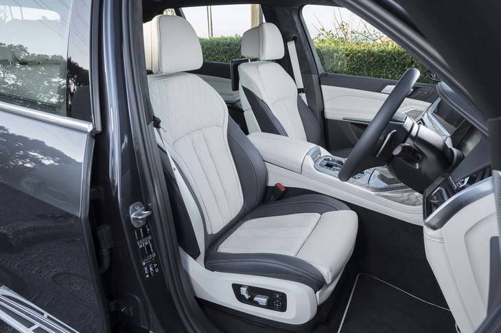 アイボリーホワイト×ミッドナイトブルーのメリノレザーシートは55万6000円のオプション。座面と背もたれにはダイヤ柄のキルティング加工が施される。
