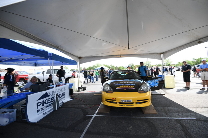 PPIHCのレースウイークは長い。6月24日に決勝を迎える2018年の大会も、同月18日の公式車検で幕を開けた。車検場となったのは、ホストタウンであるコロラドスプリングス郊外の屋内施設、ワールドアリーナの駐車場。公開形式によりファンに見守られるなか、四輪部門で64台、二輪部門で24台のエントラントが車検を受けていた。写真は「ポルシェ911 GT3」で、ステアリングを握ったのは、アタック1クラスに参戦した日本人ドライバー小林昭雄。国内のヒルクライムで活躍するものの、PPIHCは初参戦で、「ガードレールのない怖いコース。慣れるまで大変でした」などとコメント。それでも予選でクラス15位につけ、決勝でも15位で完走を果たした。