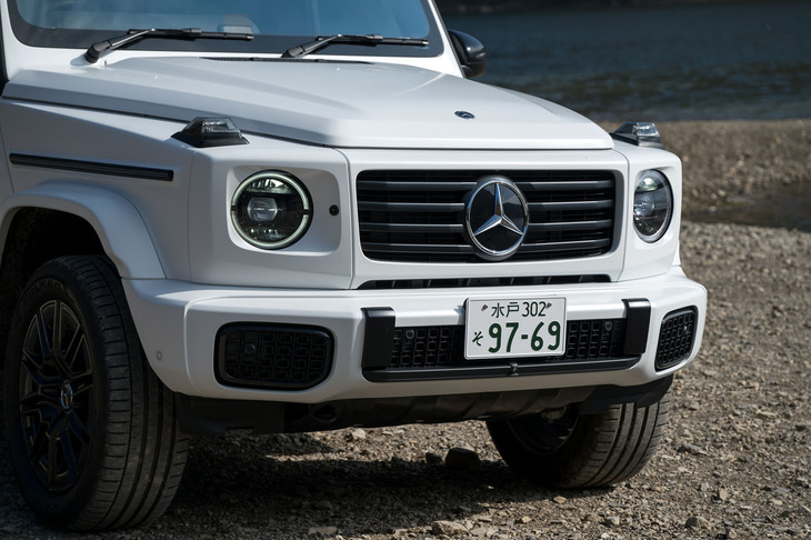 エクステリアデザインは最新の内燃機関モデルの「Gクラス」とほとんど変わらない。いかにもBEV然としたフラットなグリルのパネルはオプションで装着できる（今回の試乗車は非装着）。