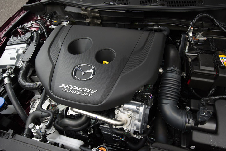 「XD」系のグレードに搭載される1.5リッター直4ディーゼルターボエンジン。今回の改良では、上級グレードのみに採用されていた「ナチュラルサウンドスムーザー」が、すべてのディーゼルエンジン搭載車に標準装備となった。