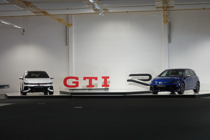 最新の「ゴルフGTIクラブスポーツ」（写真左）と「ゴルフR」も展示された。