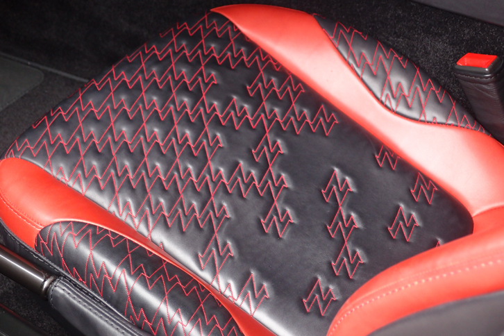 ヴァンキッシュ ザガート（シート表皮のZパターンキルト）