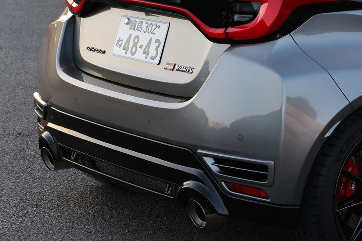 3000rpmを超えたあたりから勢いづき、勇ましさを増したサウンドとともに7000rpmのレブリミットまで一気に伸びる加速が実に爽快。エキゾーストパイプフィニッシャーは、左右に振り分けられた2本出しデザインが採用される。