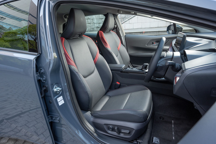 シート表皮は合成皮革で、運転席にはメモリー機能付きの8way電動調整機構を装備。また運転席・助手席ともにシートヒーターとベンチレーション機能が標準で備わっている。