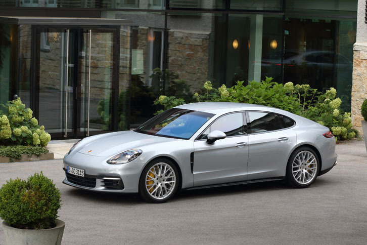 新型にはさまざまな新機軸が採用されているが、その中でもポルシェが強調するのが3チャンバー方式を採用したエアサスペンション。「ターボ」では標準、「4S」（写真）ではオプションとなる（欧州仕様の場合）。