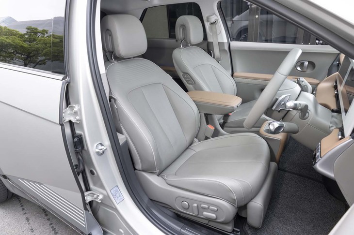 上位グレードとなる「ラウンジ」「ラウンジAWD」では本革シートが標準装備。「アイオニック5」にはボディーカラー以外のオプション設定がないため、パワーシートやヒーター／ベンチレーターなどもすべて標準装備となる。