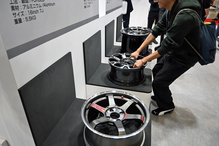 鍛造ホイールの軽さを実感する“持ち比べ体験”のコーナー。同じ16インチ×7Jのサイズでも、鍛造品が5.5kgなのに対して、鋳造品では9.5kgにもなる。これほどの重量差は、持てば誰もが実感できるものだ。
