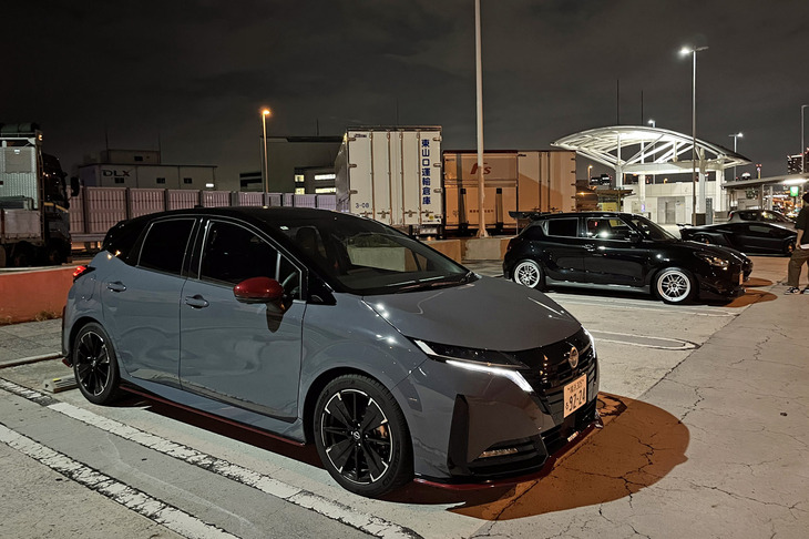 エクステリアデザインはFWDも4WDも共通。今回試乗した車両がまとう「NISMOステルスグレー」と「スーパーブラック」のツートンカラーは、NISMOブランドを象徴する専用色として他のNISMOモデルにも採用されている。