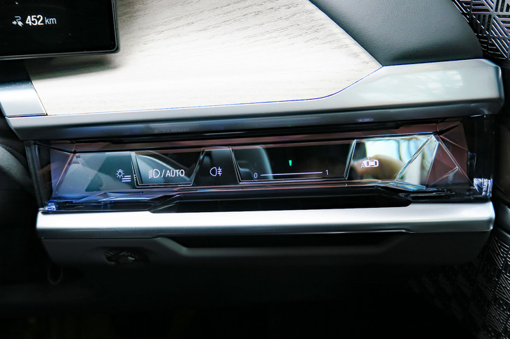 BMW i7 xDrive60eエクセレンス（スイッチパネル）