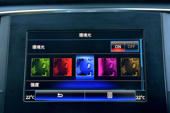 インテリアを彩るアンビエントライトは5色から選べる。メーターパネルのカラーも、これにあわせて変化する。