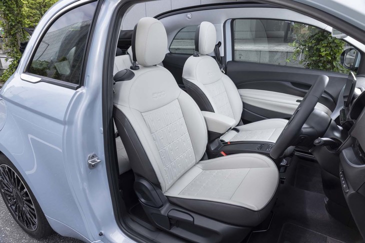 シートバックには「FIAT」ロゴが反復して型押しされている。座り心地はだいぶ硬い。