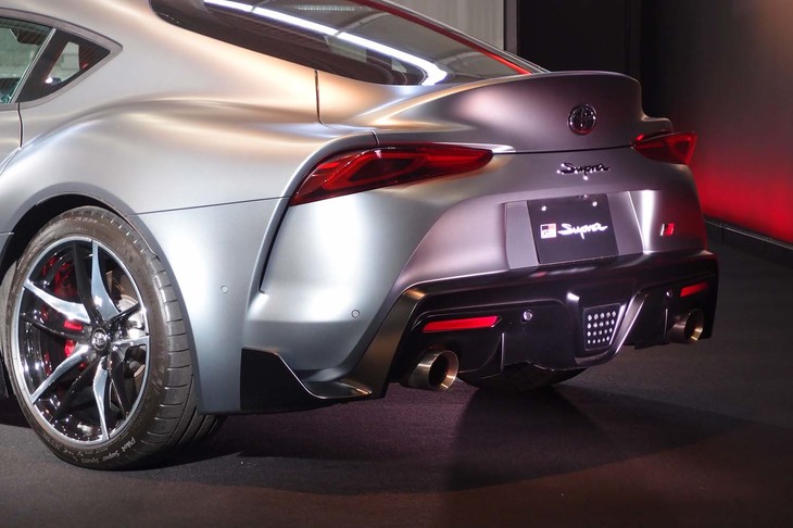 大きく張り出したリアフェンダーや有機的な形状のリアコンビランプも目を引く。