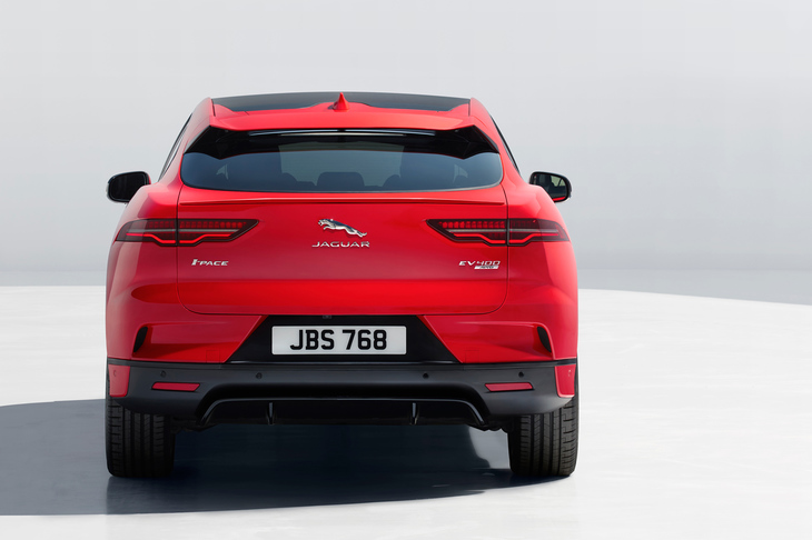 絞りこまれたキャビンと、それを強調する張り出したショルダーに注目。リアオーバーハングの短さもあって、車幅は1895mmという実寸以上にワイドに感じる。