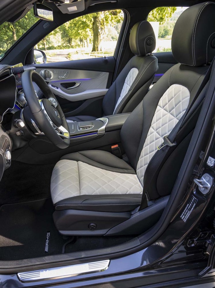 背もたれや座面にキルティング加工が施された「GLC300d 4MATIC」のシート。写真でパープルに見えるイルミネーションのカラーは、好みの色に変更できる。