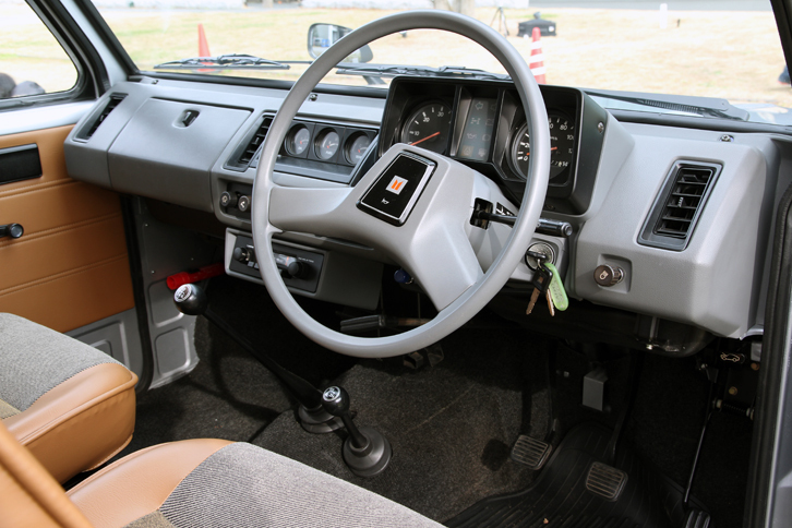シンプルだが機能美を感じさせる「ロデオ ビッグホーン」のインパネ。変速機は4段で、4WDはパートタイム式。