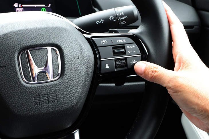 ドライバーがステアリングホイールの承認スイッチを押すと、ウインカーの操作を含め、システムが自動で車線変更を実施する。