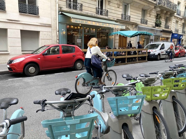 大都市パリは区（アロンディスマン）によって、クルマの生態系がかなり違う。ただし、シェアリング自転車、ルノーより手ごろなサブブランドのダチア、そしてフランス料理より手軽なイタリア料理店がそろったこのショットは、この都市の近未来を象徴している。