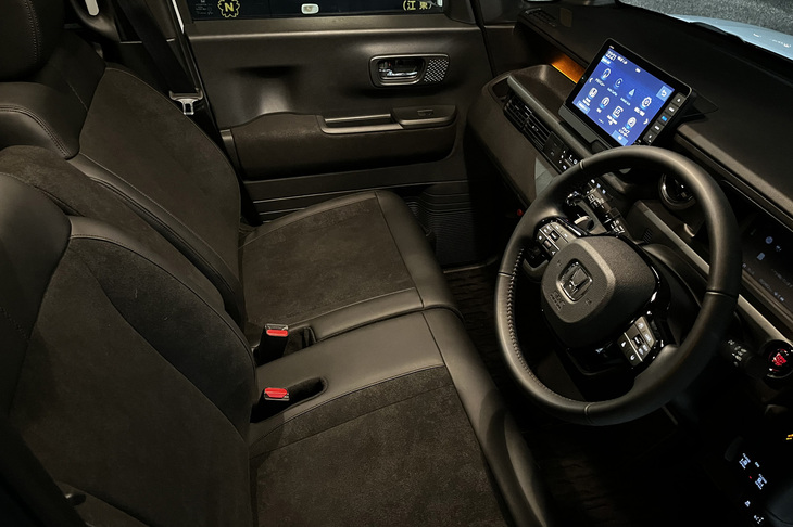 ホンダの軽自動車として初めて7インチTFT液晶メーターを採用。メーターをステアリングホイールの内側から見る位置に移動しているのも新型の特徴だ。シンプルで使いやすいインストゥルメントパネルデザインや質感の高さにも感心した。「カスタム」には写真の本革巻きステアリングホイールが標準で装備される。