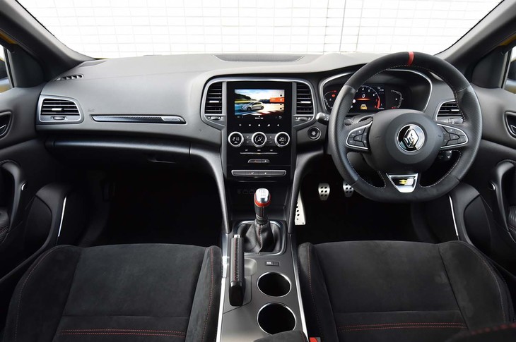 ブラック基調でまとめられたインテリア。マイナーチェンジを機に、運転支援システムの充実も図られている。