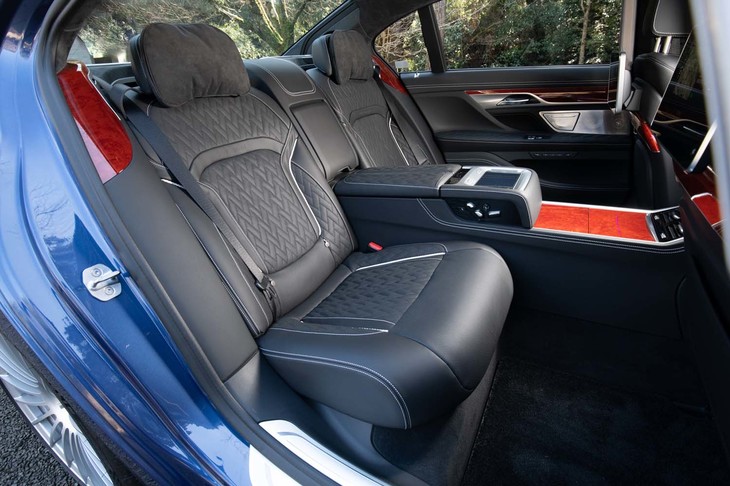 テスト車にはオプションの「エグゼクティブパッケージ“プレジデント”」によるリアコンソールが備わっており、4人乗り仕様となっていた。広々とした足元空間はロングボディーならではだ。