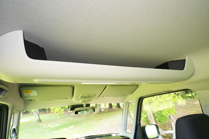 オーバーヘッドシェルフは前席からでも後席からでもアクセスしやすいポジション
にレイアウトされている。