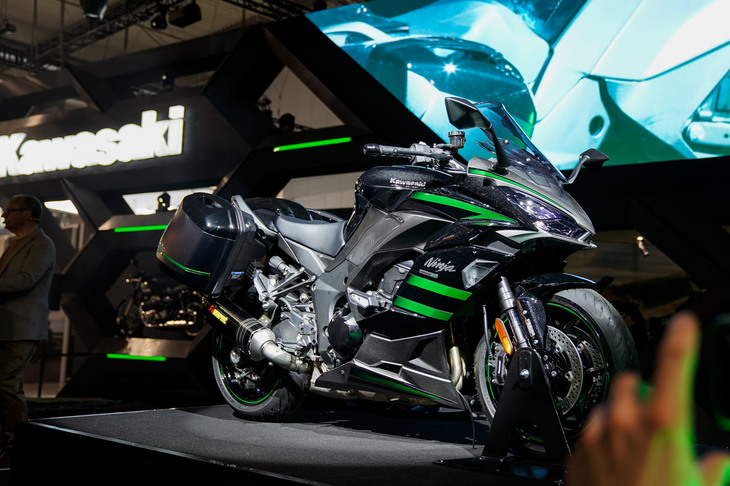 カワサキのスポーツツアラー「ニンジャ1000」がアップデート。「ニンジャ1000SX」として発表された。スタイリングやメカニズムにおいては、基本的には前モデルを踏襲しているものの、各部をアップデート。可動範囲を広げた可変式のスクリーンやカラーTFTモニターを採用。6軸IMUを搭載しており、そこで得たデータをもとにさまざまな電子制御デバイスをコントロールしている。