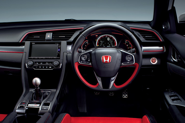 赤いアクセントカラーが目を引く「シビック タイプR」のインテリア。