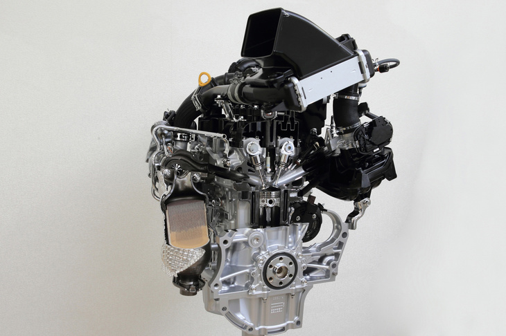 ターボエンジンについては、ブースト圧を190barから200barに引き上げたほか、圧縮比を9.5から9.0に変更。インタークーラーのコア体積を77％拡大したり、A/R比を6とした（従来型は8）低速型のターボチャージャーを用いたりすることで、全回転域でのトルクアップを果たしている。