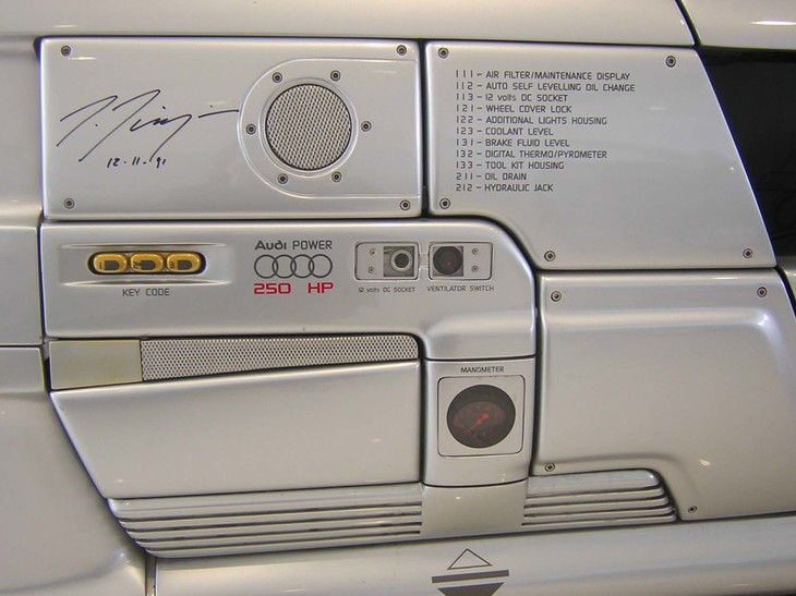 「アズテック」の右サイド。