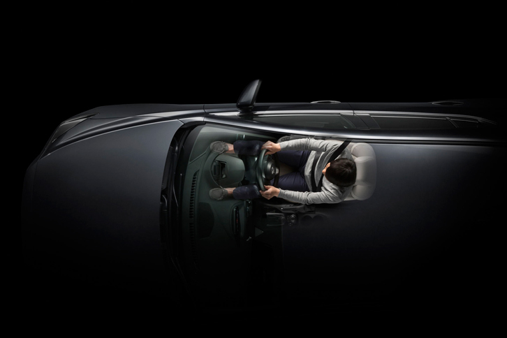 マツダでは運転による疲労を軽減したり、操作ミスなどを誘発したりしないようにするため、自然なドライビングポジションを重視している。（写真は現行型「アクセラ」のもの）