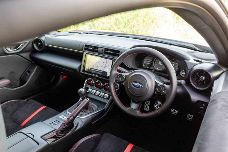マイナーチェンジではあるものの、インテリアで目に見えて変わったところはほとんどない。ブラックとレッドを組み合わせたいかにもスポーツカーらしいインストゥルメントパネルだ。