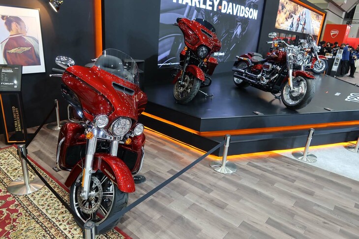 「ウルトラ リミテッド アニバーサリー」（写真左端）ほか、ハーレーダビッドソンの120周年記念車群。