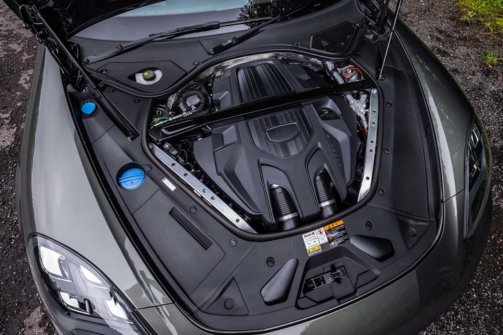 エンジン単体で最高出力330PS、最大トルク450N・mを発生する2.9リッターV6ユニット。モーターを含めたアウトプットは462PSと700N・mに達する。