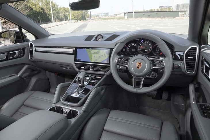 インテリアのつくりは基本的に「カイエン」と同じ。テスト車はスレートグレーのスムースレザー（オプション）でコーディネートされていた。