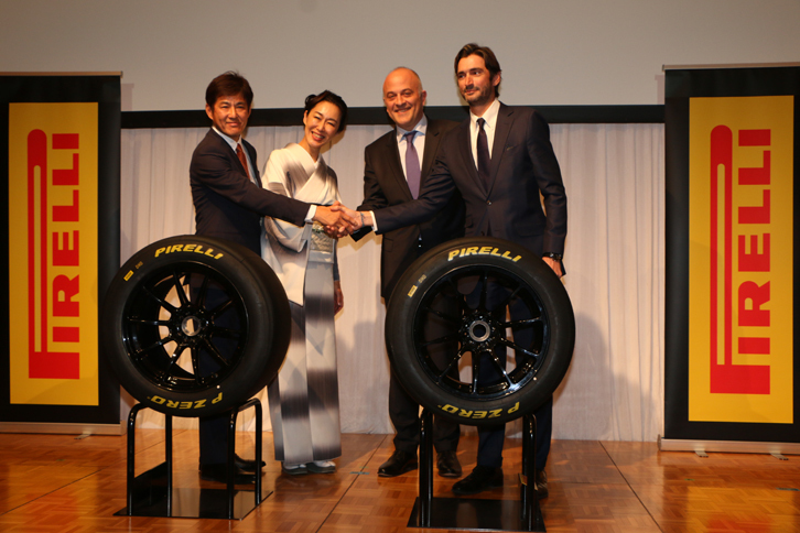 2記者会見には、五木田健ピレリ モータースポーツビジネスデベロップメント マネージャー（写真左端）、ディミトリオス・パパダコス ピレリ ジャパン代表取締役CEO（同右から2人目）、エルネスト・ガルシア・ドミンゴ ピレリモータースポーツビジネス ディレクター（同右端）の3人が登壇した。