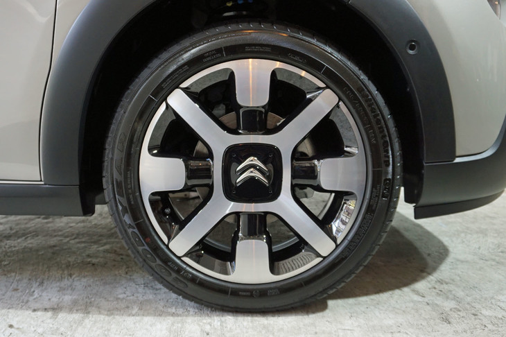 ベース車から1インチアップの17インチホイールを装備する。