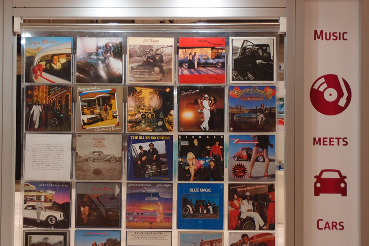 クルマと関連のある音楽を扱うコーナー。レコードのジャケットも多数展示されている。
