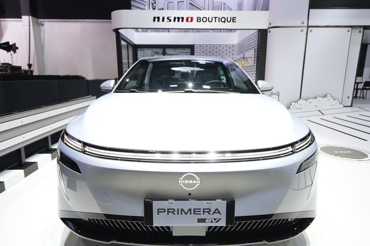 グリルレスのBEV然とした「日産プリメーラEV」のフロントフェイス。ベテランカーマニアがその車名を聞けば、ついデザイン面でも1990年代の4ドアセダン「プリメーラ」との関連を探してしまうが……。