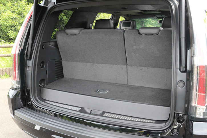 荷室容量は7人乗車時で433リッター、2・3列目シートをたたんだ状態で2666リッター。2・3列目シートにはともに電動のパワーフォールディング機能が備わる。（写真をクリックすると、シートの倒れる様子が見られます）