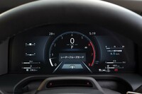 「レクサスGX」には、12.3インチTFT液晶式メーター（写真）やカラーヘッドアップディスプレイが標準で装備される。