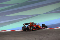 2020年はコンストラクターズランキング6位という歴史的大敗を喫したフェラーリ。セバスチャン・ベッテルがアストンマーティンに移籍しカルロス・サインツJr.が新加入。今季型「SF21」と新型パワーユニットで心機一転を図る。開幕戦ではシャルル・ルクレール（写真）が予選4位と健闘、レースはノリス、ペレスに先を越されたが6位入賞で終えることができた。サインツJr.は予選8位から8位フィニッシュ。復活の兆しが見られた開幕戦だった。（Photo=Ferrari）