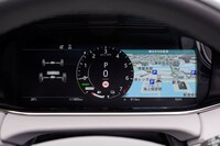 「ハイブリッド」モード時のメーター表示。タコメーターの外周部分にパワーメーターが重ねられており、電気のアイコン（1500rpm付近）のところを超えてアクセルを踏み込むとエンジンが始動することが視覚的に分かるようになっている。