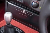 20周年記念ロゴ入りのオーディオリッドは2000個限定。表面にはヘアライン加工が施されている。安価（8800円）なこともあり、すでに完売状態だそうだ。