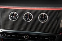 ダッシュ中央の3連メーターとタッチスクリーンを切り替えられる「ローテーションディスプレイ」は87万8780円のオプション。