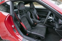 レーシーなフルバケットシート（写真）は89万1000円のオプション。電動スイッチで座面の高さが変えられるものの、リクライニング機能は備わらない。