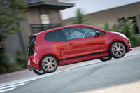 軽いボディーとパワープラントの効率のよさも「up! GTI」の特徴。燃費はJC08モード計測で21.0km/リッターとなっている。