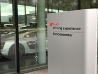 アウディドライビングエクスペリエンスセンターの看板。